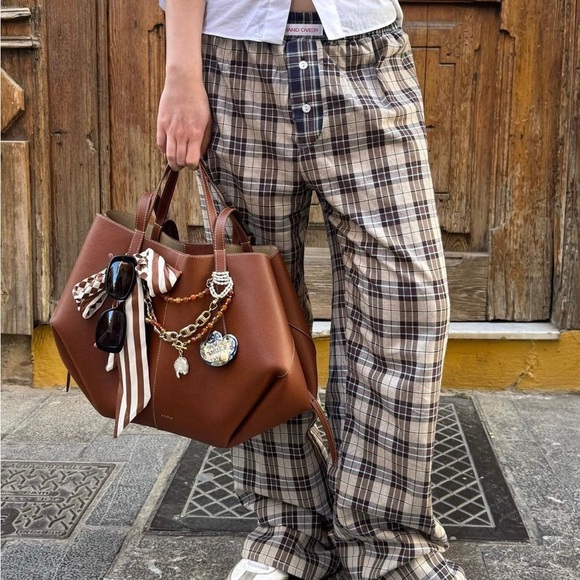 Hand Over Ex-Boyfriend Alex Pant - Picture 2 of 6